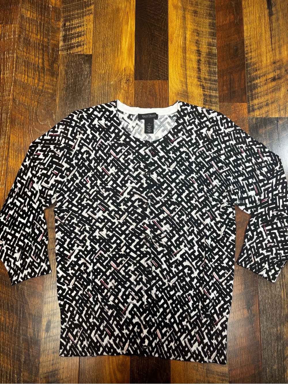 White House Black Market women’s black & white abstract print cardigan size M